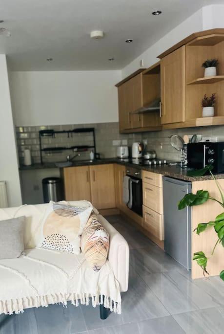 Modern 2 Bed Apartment With Free Parking And Netflix Dawley Exterior photo
