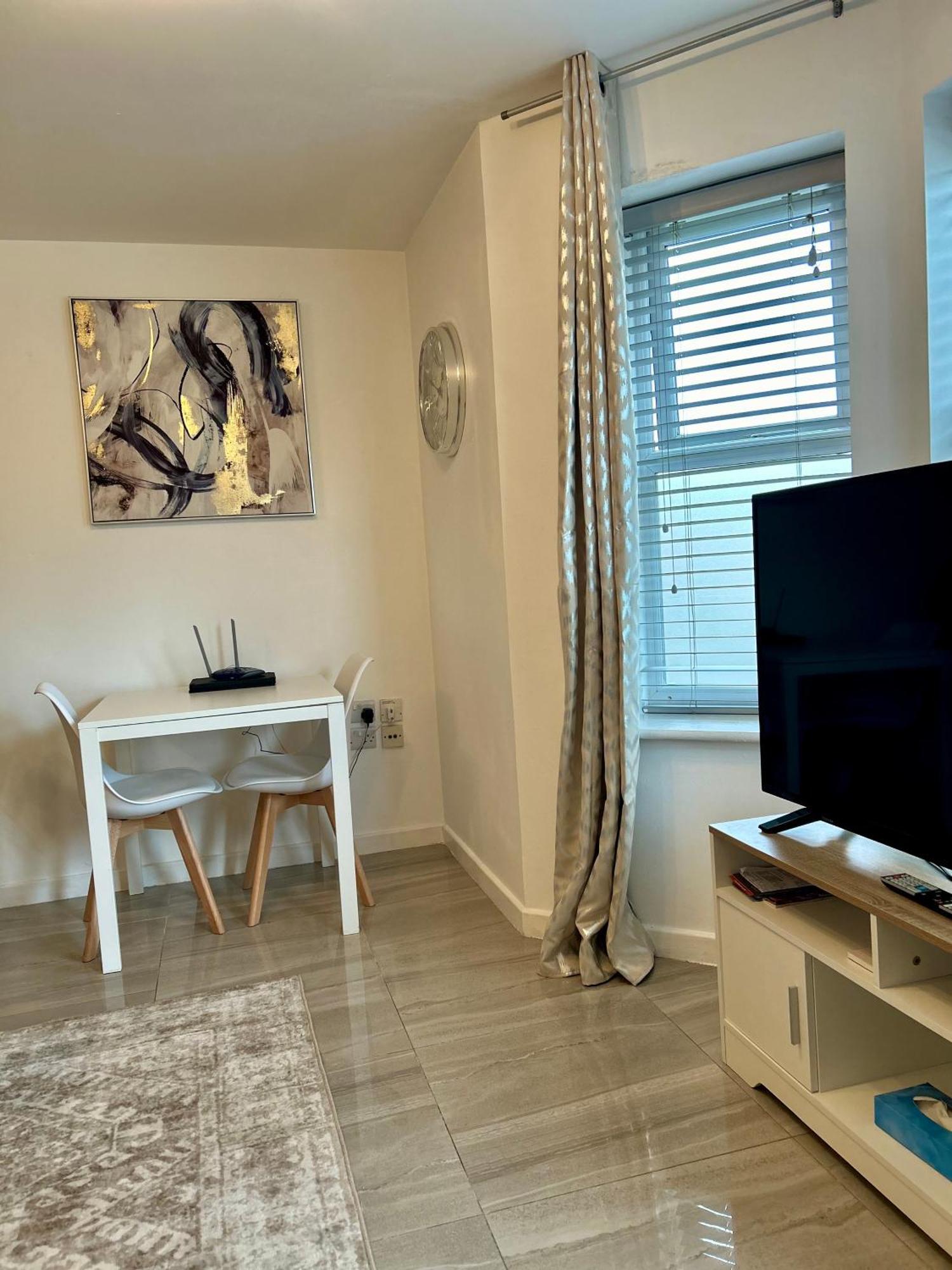 Modern 2 Bed Apartment With Free Parking And Netflix Dawley Exterior photo