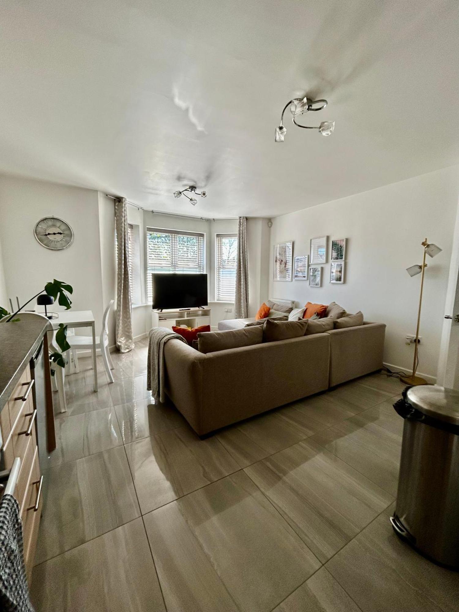 Modern 2 Bed Apartment With Free Parking And Netflix Dawley Exterior photo